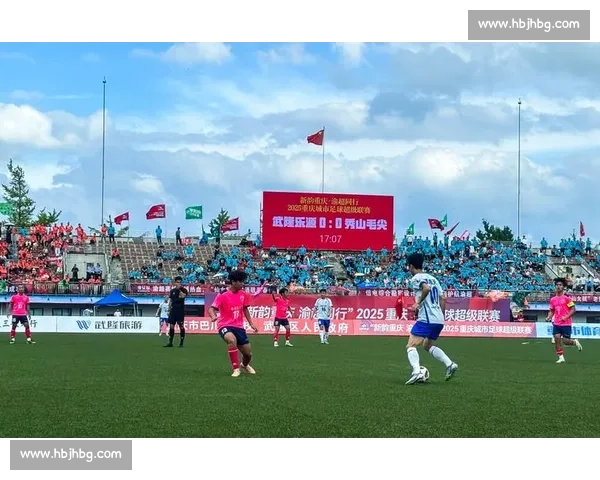 暴雨浇不灭热血！渝超首赛燃爆沙坪坝嘉陵足球场